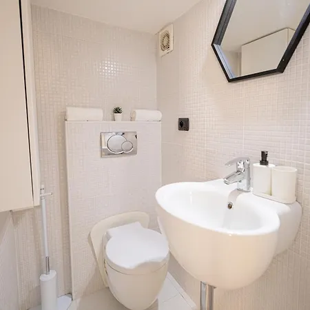 Apartment Mezzanine 5 Pers Le Petit Voltaire Clim Nice